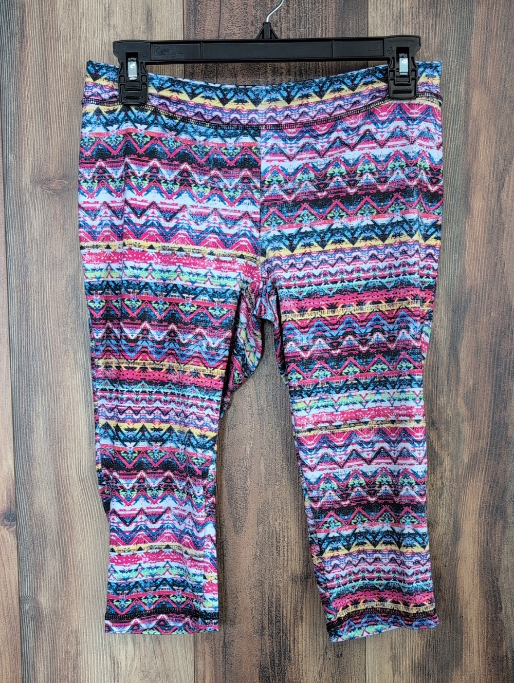 MJS by Soffe Aztec Print Capri Legging L                M366